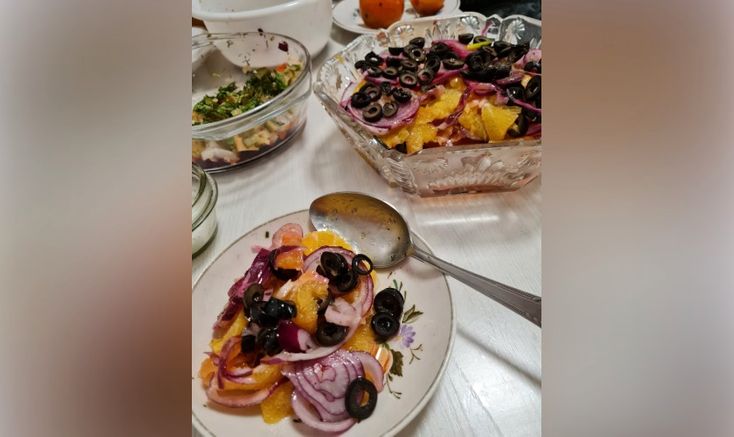 Салат с кальмарами и крабовыми палочками: рецепт с фото пошагово | Меню недели